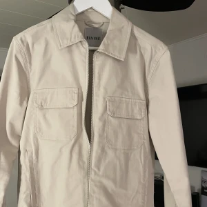 Elvine jacka - Helt oanvänd! Vår jacka! Töjbart material! 