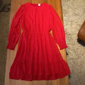 En röd och glittrig klänning från Lindex. Bara använd en gång. Storleken är 152 men den är som en xs i vuxenstorlek. 