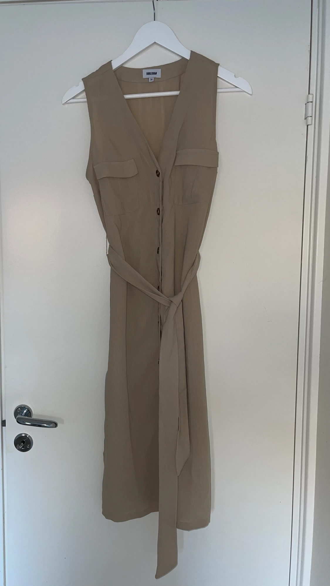 Beige klänning strl 36