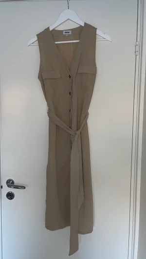 Beige klänning strl 36 - Sparsamt använd klänning från Bubblerom, storlek 36.  Slits längst ner på varsin sida.  Köparen står för frakten 