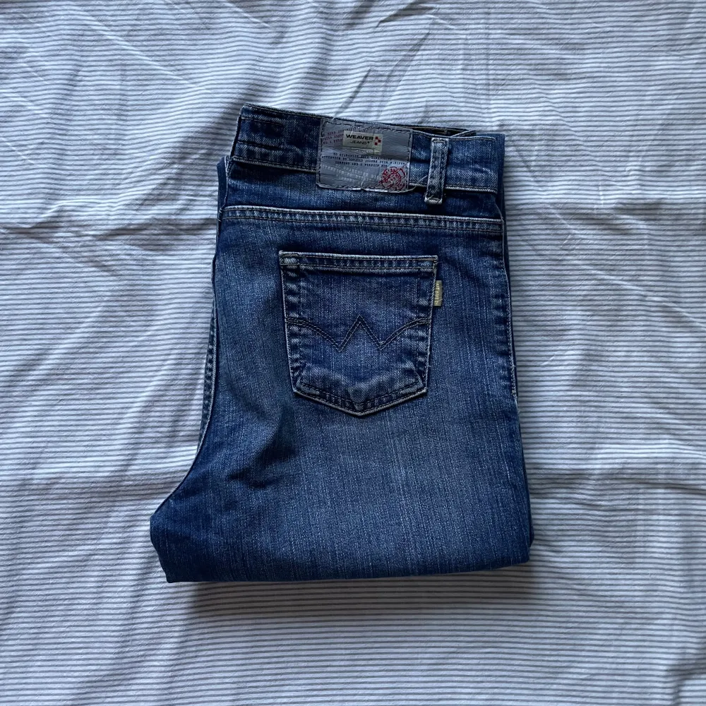 snygga raka jeans köpa i prag i somras. snygg unik tvätt och lite mindre fickor med detaljer. liten defekt längst ner på byxan (syns på sista bilden) midja: ca 81 cm, längd: 74 cm.. Jeans & Byxor.