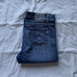 snygga raka jeans köpa i prag i somras. snygg unik tvätt och lite mindre fickor med detaljer. liten defekt längst ner på byxan (syns på sista bilden) midja: ca 81 cm, längd: 74 cm.