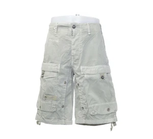 G-star raw cargo-shorts, beige - Skitsnygga G-star raw cargoshorts i beige, som aldrig kommit till användning. Dom är i bomull och är i storlek 34 (män). 