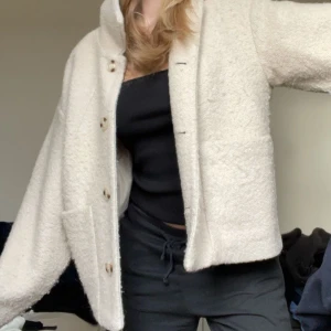Vårjacka  - Superfin jacka från Monki! Storleken är S men väldigt oversize och går att ha tjocka tröjor under. Köpt för 600 kronor. Sparsamt använd och inga skador! 🙏🏻🥂