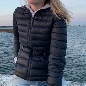 Peak performance jacka - Svart dunjacka från peak performance i fint skick. Den är inte så tjock och passar bra till höst och vår, samt att ha under en tex skidjacka. Obs, lånad bild.