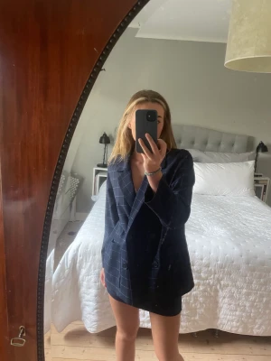 Snygg kavaj med matchande kjol - Så fint kostymset från monki. Köpt i butik för ett tag sen och sällan använt, därför är det i bra skick! Kan tänka mig att sänka priset