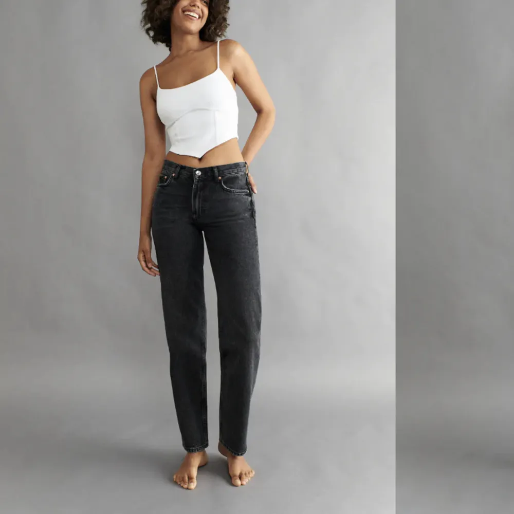 Säljer dessa låg midjade jeans från Gina då de inte passade (tappat bort retursedeln) , de är helt oanvända💓 har de i andra färger och storlekar och dom är svin snygga på!! Storlek 42 men passar även en 40❤️‍🔥Nypris är 499kr💕💕. Jeans & Byxor.