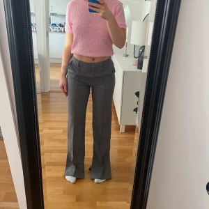Grå kostymbyxor - Grå kostymbyxor ifrån NA-KD. Helt oanvända, då dom är för långa på mig! Strl 36! Dom har även en slits längst ner på byxan⚡️⚡️