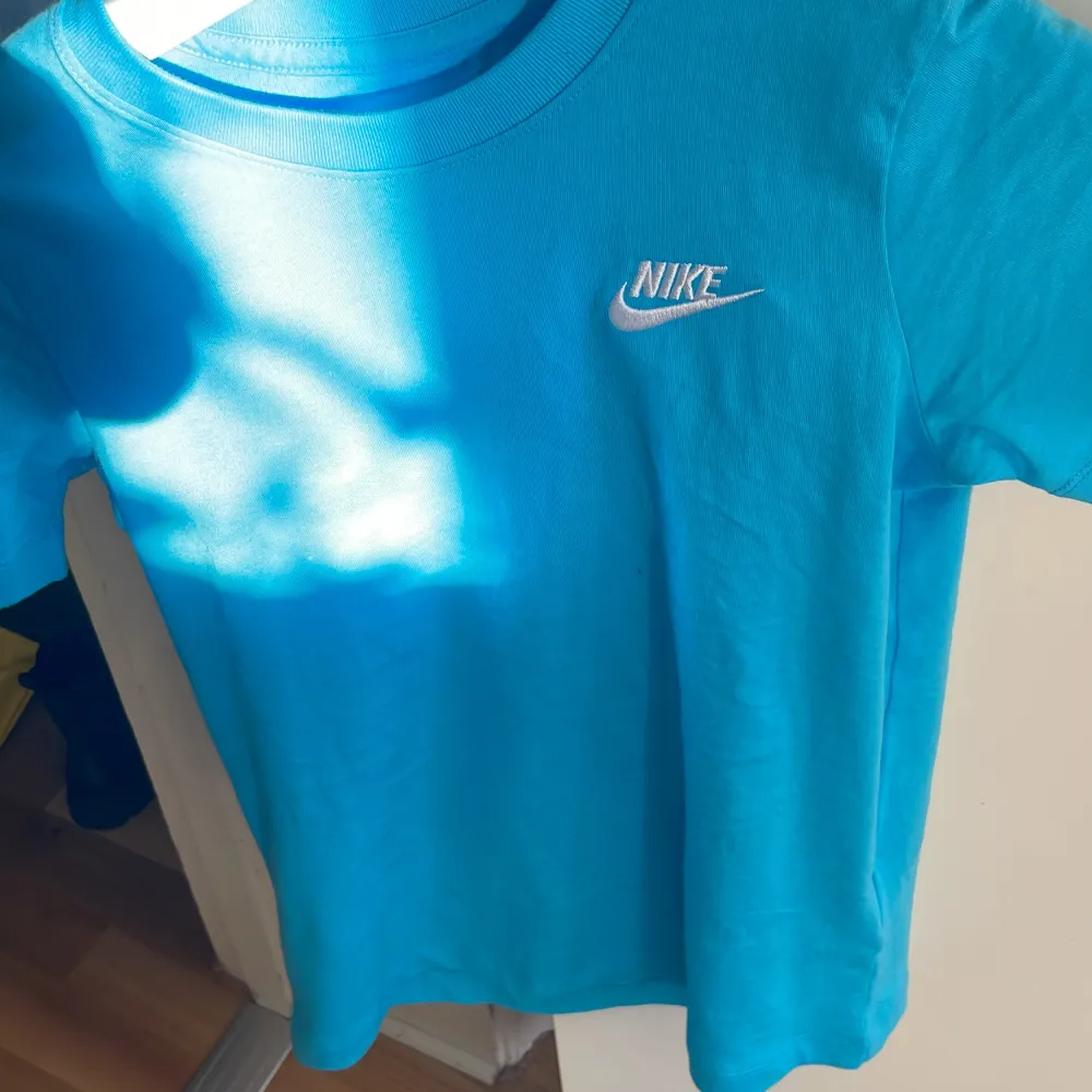 Nike tröja aldrig andvänd pga fel storlek//stor i storlek så passar typ till 146-152. T-shirts.