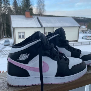 Nike Air Jordans  - Nike Air Jordans använda ca 5 gånger, strl. 40 men jag som har 38,5-39 passar de perfekt på! GRATIS FRAKT 📦 Ord pris 3199kr