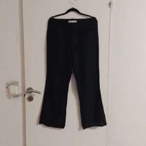 Kostymbyxor - Nästan som svarta linnebyxor. Köpta i Estland på Zara. Lite slitna nertill men går att vika in. Köparen betalar frakt. 