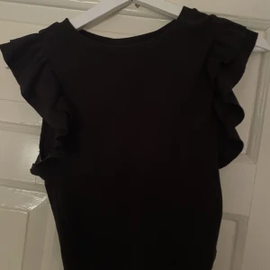 Volang tröja  - Populär volang tröja från Zara. Använd få gånger. Den är i storlek M. Köpare står för frakt💕