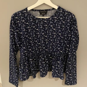 Långärmad T-shirt  - Super söt blommig långärmad T-shirt 😍 liten volang i mitten! 