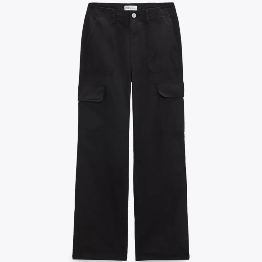 Svarta cargopants från ZARA. Endast använda en gång då jag köpte en annan färg istället🫶🏼. Jeans & Byxor.