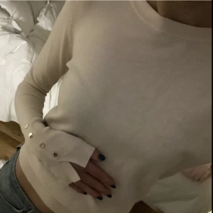 Vit tröja - Säljer denna vita zara tröja. Den passar till allt och har en fin detalj på ärmen💞