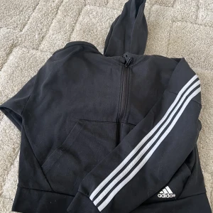 Croppad adidas sweatshirt - Något croppad sweatshirt från adidas i storlek m