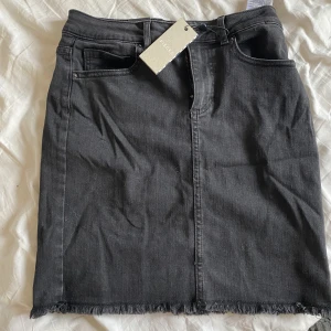 Jeanskjol - Strestchig jeanskjol i storlek S, oanvänd med lapp kvar!💜