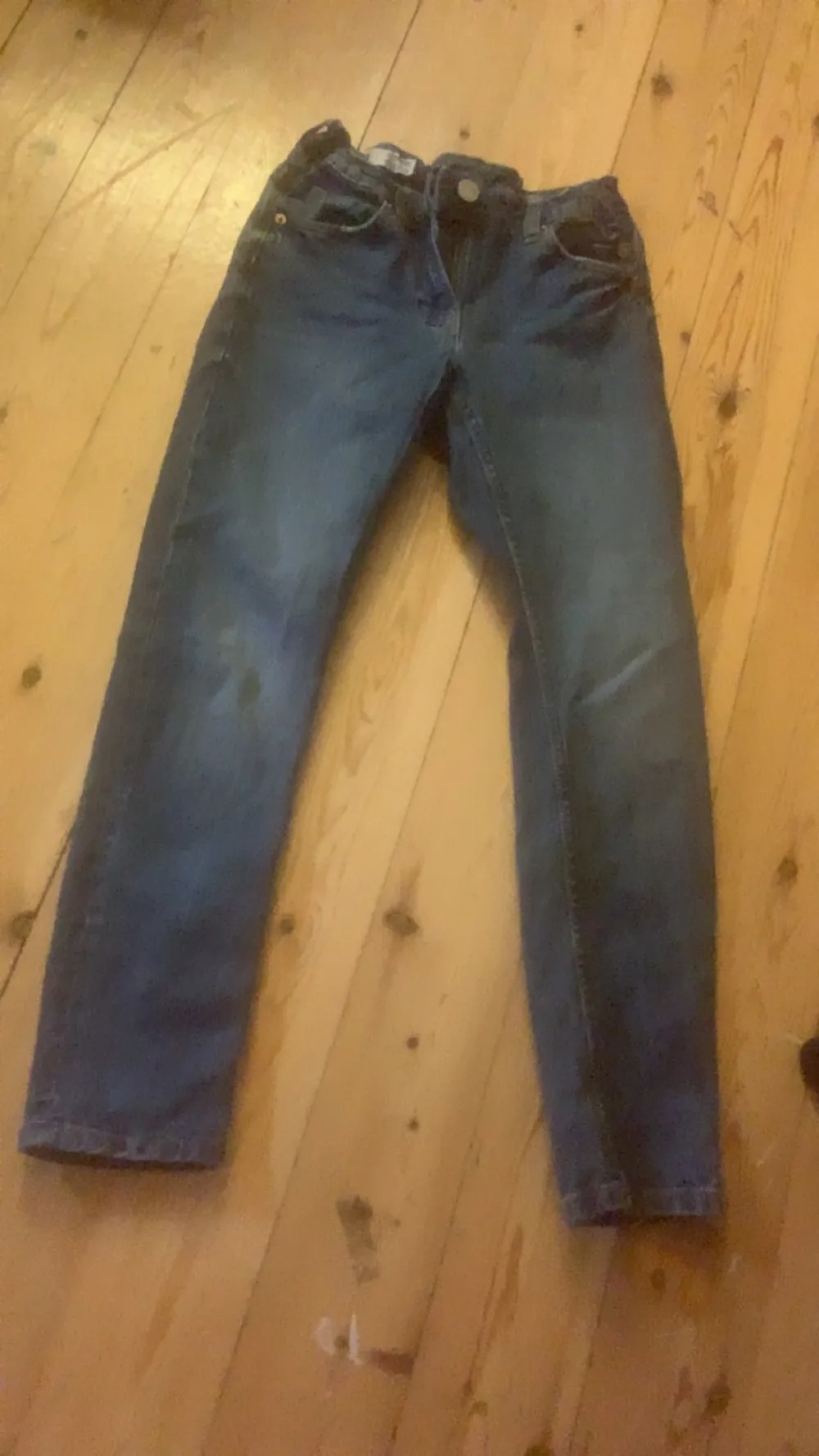 Dom är lågmidjade har haft dom ett tag men är i fint skick stl 150 mörkblåa. Jeans & Byxor.