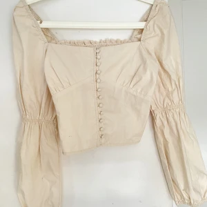 Långärmad topp - Långärmad topp med en cottagecore känsla. Aldrig använd. Storlek S. 