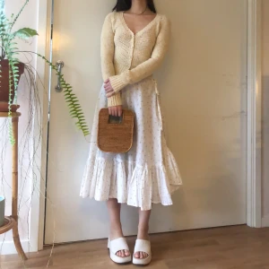 Gul stickad kofta - Sötaste stickade koftan, från Urban Outfitters någon gång under 2000-talet. Mjuk då det är lite ull i den. Härlig ljusgul färg och spetskant runt urringningen. Fint mönsterstickad. Högt pris pga vill inte sälja den för lägre, köpt dyrt på depop 💛