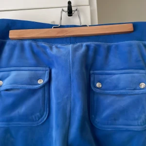 Blå juicy  - Blåa Juciy jag köpte från hemsidan för några månader sen, inga skador på byxorna eller missfärgningar Säljer pga inte använder längre 