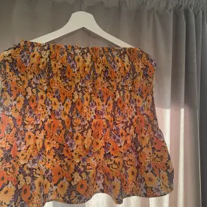 Härlig kjol med fina färger! Ganska tunn och luftig🥰 perfekt till sommaren🐻⚡️ använd en gång🥰
