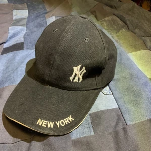 New York Yankees keps - Använd fåtal gånger och kommer ej till använt längre. Dm vid frågor