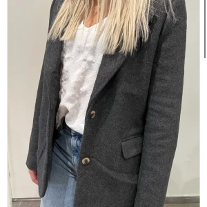 Blazer  - Ifrån veromoda. Säljer då den ej kommer till användning. Köptes för 750kr men säljer för 300kr