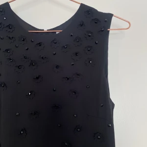 Klänning  - Svart klänning med stenar, dragkedja i ryggen!