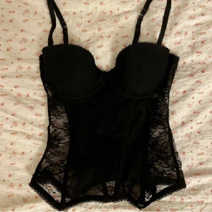 Korsett topp - Säljer en korsett topp i strl 75A. Så så fin. Köpare står för frakt🥰