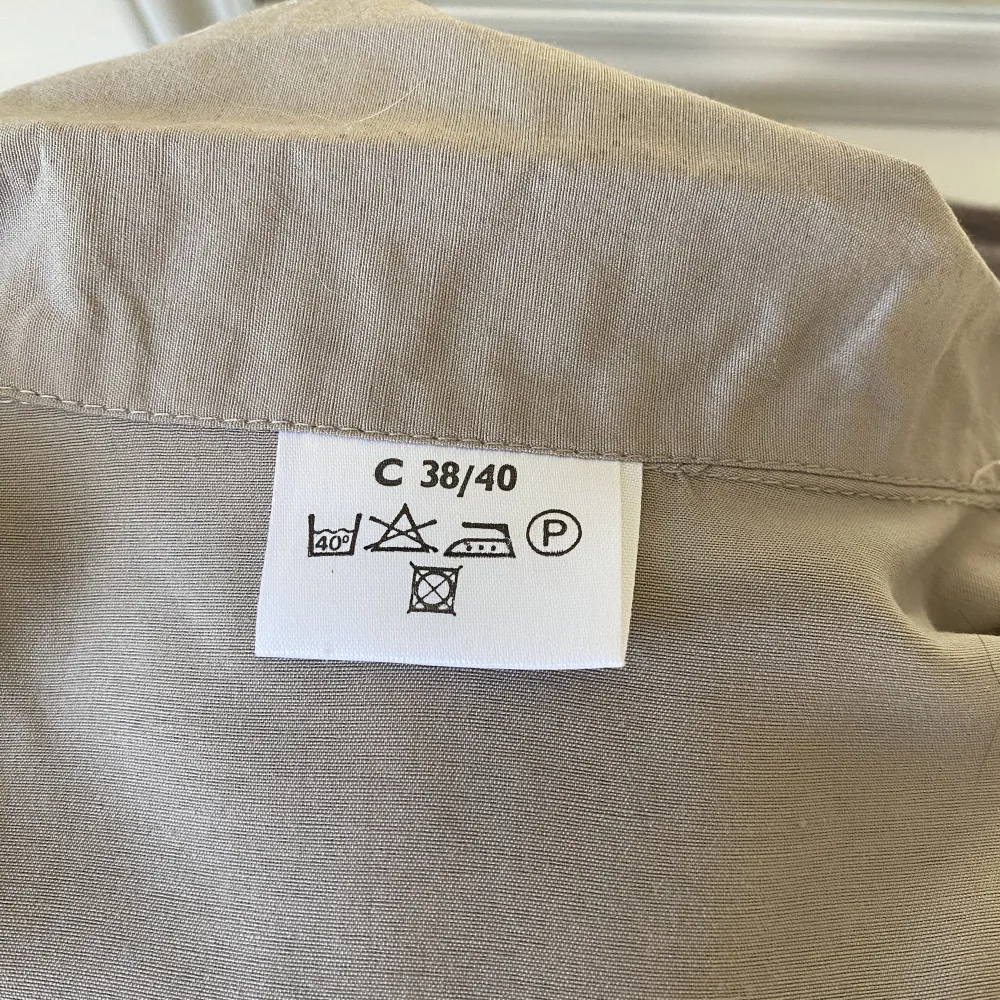 Säljer denna skjort-tröjan i strl 38/40! Använd fåtal gånger och inga defekter!🌸. T-shirts.