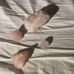 Rosenkvarts - Rosenkvarts i olika storlekar samt en tumlad: 100kr för den största, 50kr för mellan, 30 kr för den mindre och 20 för den tumlade 💕