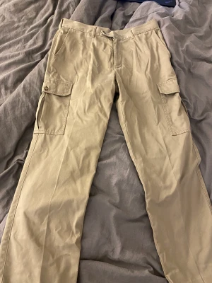 Cargo pants  - Säljer dessa super fina cargo byxor som jag köpt på second hand men som tyvärr va för små! Super fina och jätte bra skick! 
