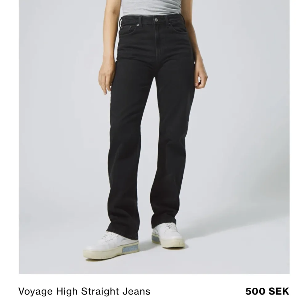 Säljer nu mina svarta raka jeans ifrån weekday. De är i modellen voyage high straight jeans.🤩🤩De är helt oanvända med lappen kvar, säljer då jag råkade köpa två likadana💗. Jeans & Byxor.