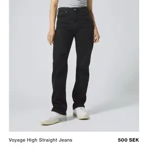 Säljer nu mina svarta raka jeans ifrån weekday. De är i modellen voyage high straight jeans.🤩🤩De är helt oanvända med lappen kvar, säljer då jag råkade köpa två likadana💗