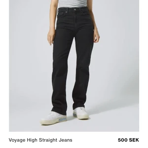 Straight jeans - Säljer nu mina svarta raka jeans ifrån weekday. De är i modellen voyage high straight jeans.🤩🤩De är helt oanvända med lappen kvar, säljer då jag råkade köpa två likadana💗