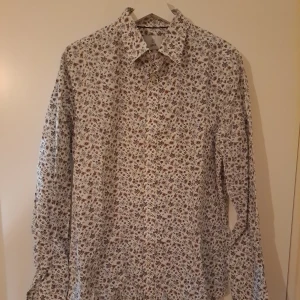 Bläck skjorta - Blommig skjorta från Bläck.  Tailored fit stl L 41/42 
