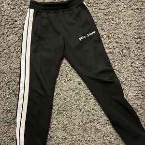 Palm angels byxor  - Säljer nu mina Palm angels byxor för att jag har tröttnat på dem. Storlek: M, Skick:9/10  har tyvärr inget kvitto men man kan scanna qr koden (andra bilden) priset kan diskuteras om du känner för de! 