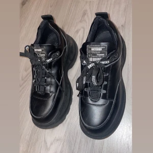 Sixty7 skor  - Säljer dessa märkes skor, fint skick förutom att dom är lite repiga fram men inget som direkt syns. Säljer pga att de inte är min stil🌸 storlek 37. Pris kan diskuteras 