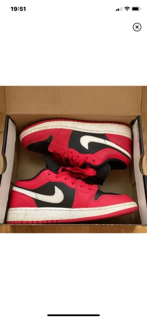 Jordan Low very Berry 37,5 - Säljer mina ytterst oanvända Jordan Low.  färg:very berry  Storlek 37,5. Sparsamt använda. Snörena har jag haft knutna i skon, så dom är i samma skick som från början. Dessa är köpta på JD-sports junior 1000kr. Om ni undrar något är det bara skriva☺️
