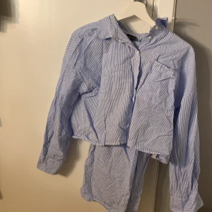 Pyjamas  - jätte gullig pyjamas som inte kommer till användning längre. Använd Max 5 gånger, en shorta och ett par byxor. (Ett litet hål på kanten, se bild 3)