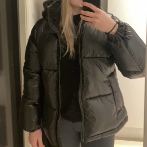 Jacka - Säljer denna jacka från hm i strl xs! Pågrund av att den ej kommer till användning! Skriv för fler bilder