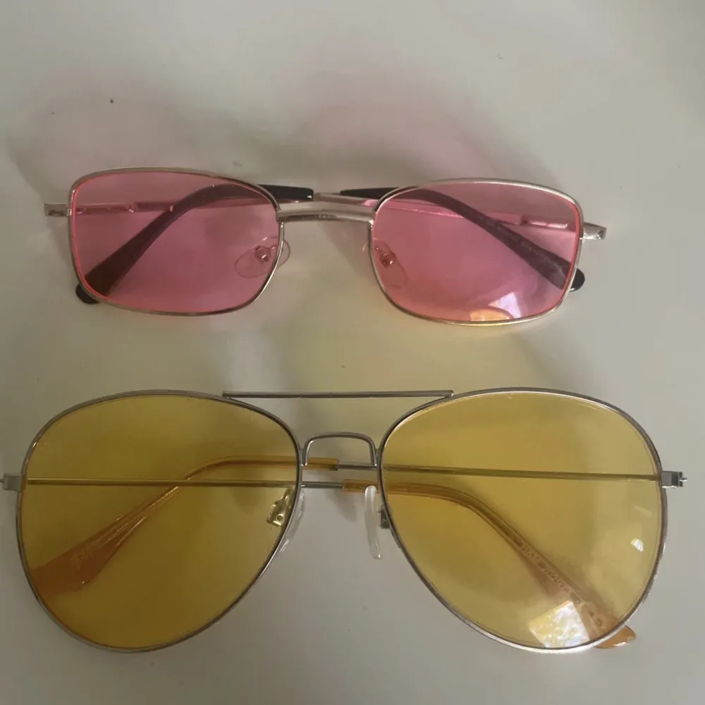 Solglasögon i fint skick. Ett par rosa och ett par gula.  25kr/st eller 50kr för båda. Kan mötas upp i Göteborg eller skicka på post men då betalar köparen frakt☺️. Accessoarer.