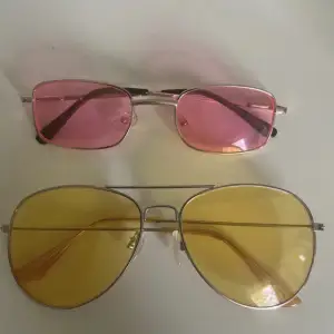 Solglasögon i fint skick. Ett par rosa och ett par gula.  25kr/st eller 50kr för båda. Kan mötas upp i Göteborg eller skicka på post men då betalar köparen frakt☺️