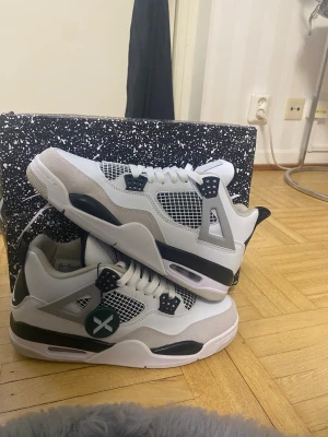 Jordan 4  Retro Military Black - Jordan 4 retro military black helt nya bara provat dom, tyvär så kom min kusin med dom nu pågrund av att han hade köpt dom till mig och det har gått mer än tiden för att få skicka tillbaks dom. storlek 43 helt nya
