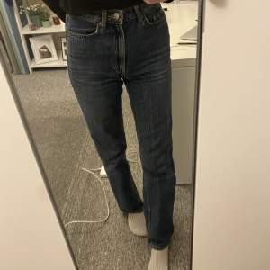 Highwaist/högmidjade mörkblå jeans ursprungligen från weekday men jag köpte på plick. Skulle säga att de passar XS eller mindre S. Perfekt längd på mig som är ~164 cm. Hör av dig vid frågor!😊