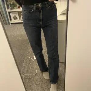 Highwaist/högmidjade mörkblå jeans ursprungligen från weekday men jag köpte på plick. Skulle säga att de passar XS eller mindre S. Perfekt längd på mig som är ~164 cm. Hör av dig vid frågor!😊
