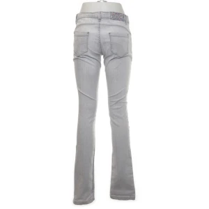 Gråa jeans - Lätt utsvängda gråa jeans. Lite för små på mig vid vaderna så säljer:) Dom passar bra i längden på mig som är 171, långa i benen så dom slutar vid hälen ungefär. 