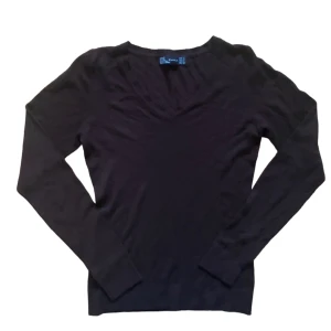 vintage y2k stickad från zara - super snygg stickad v-neck från gammal zara. Knappt använd såå mjuk! Köparen står för frakt. ❤️🫶🏻