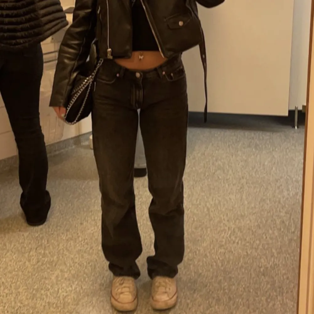 Säljer mina Lågmidjade jeans från Gina då dom inte kommer till användning! Inget fel på dom💕 det är storlek 34 men dom sitter som 36 då modellen är stor!. Jeans & Byxor.